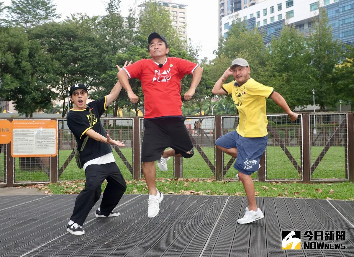 ▲吳宗憲（中）、KID（右）、坤達主持《綜藝玩很大》開心入圍金鐘「益智及實境節目主持人獎」。（圖／記者陳明中攝）