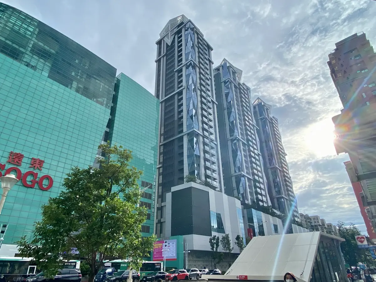 ▲新北市今日有新店裕隆城開始試營運，另外台北市則有東區「新光三越Diamond Towers」，位址就在SOGO復興館旁。（圖／記者葉盛耀攝）