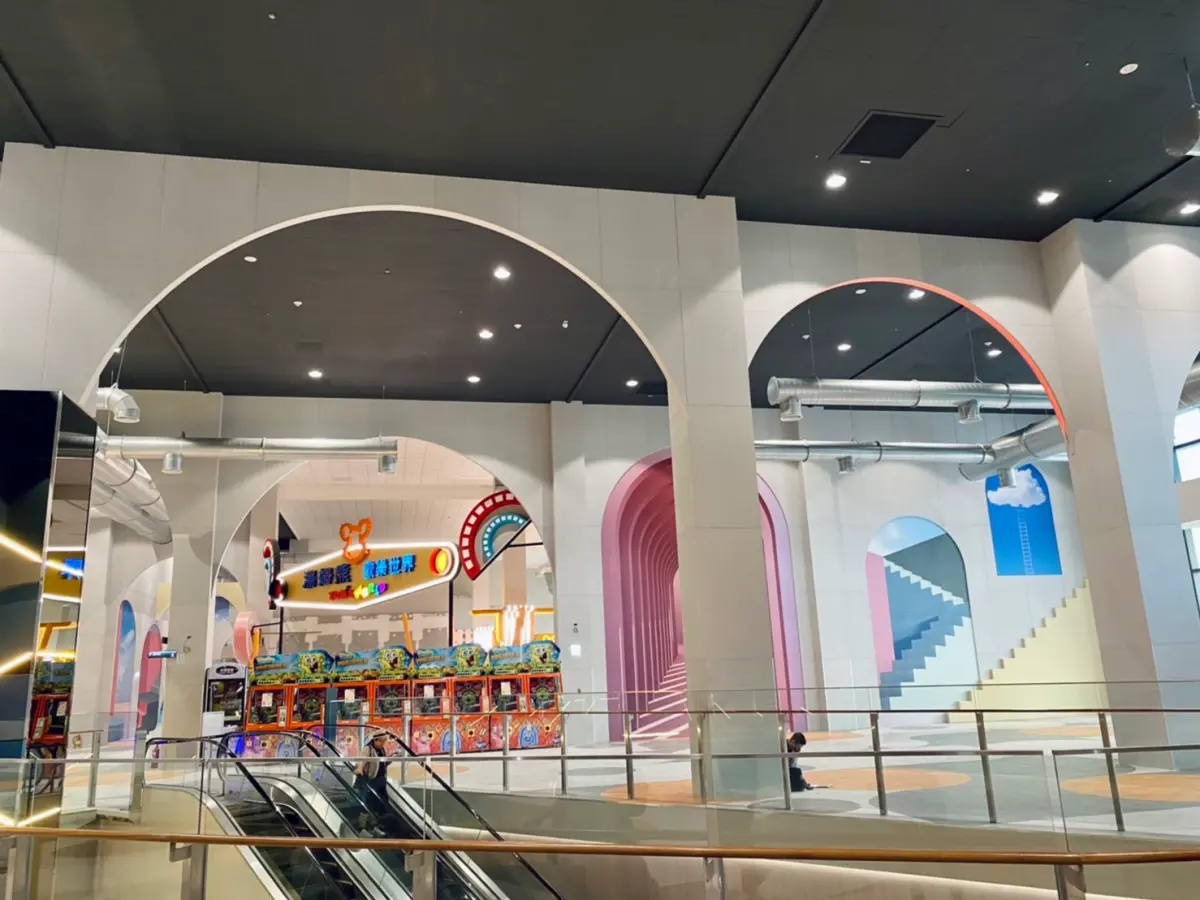 ▲新店YES!LIFE裕隆城今開幕試營運搶先逛，250個完整品牌樓層一覽，共有17間新店首發品牌、美食餐廳，亞洲最大「誠品生活新店」、獨家UNIQLO開幕6大優惠、威秀影城等。（圖／記者蕭涵云攝）