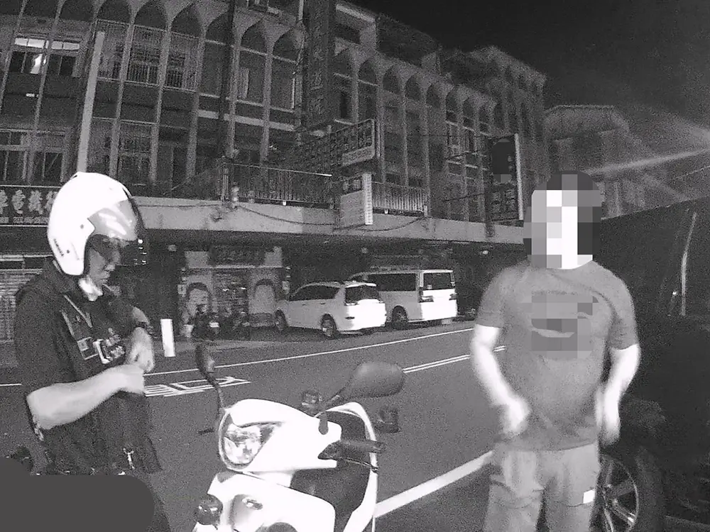 ▲台南市警察局第五分局公園派出所員警查獲郭男持有K菸（圖／台南市警察局第五分局提供）