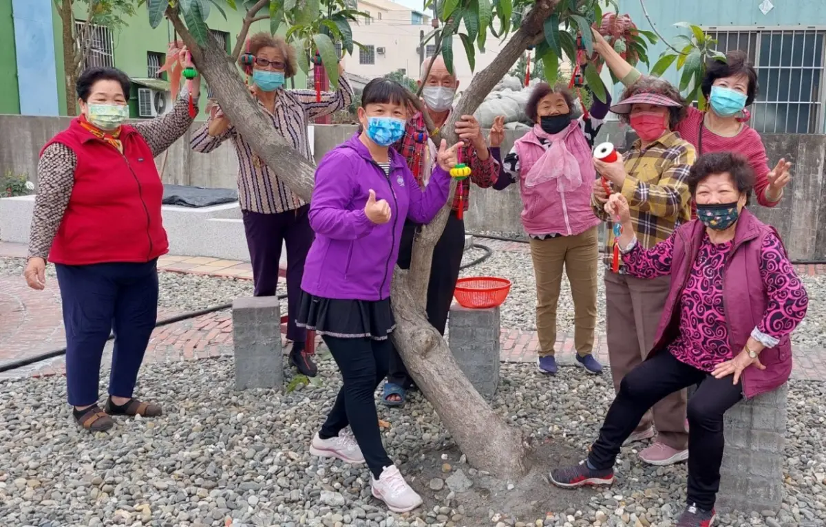 ▲據點長輩為樹木進行裝飾，讓園區更有人情味，也讓自己成為社區的「頭家」。（圖／記者莊全成翻攝）