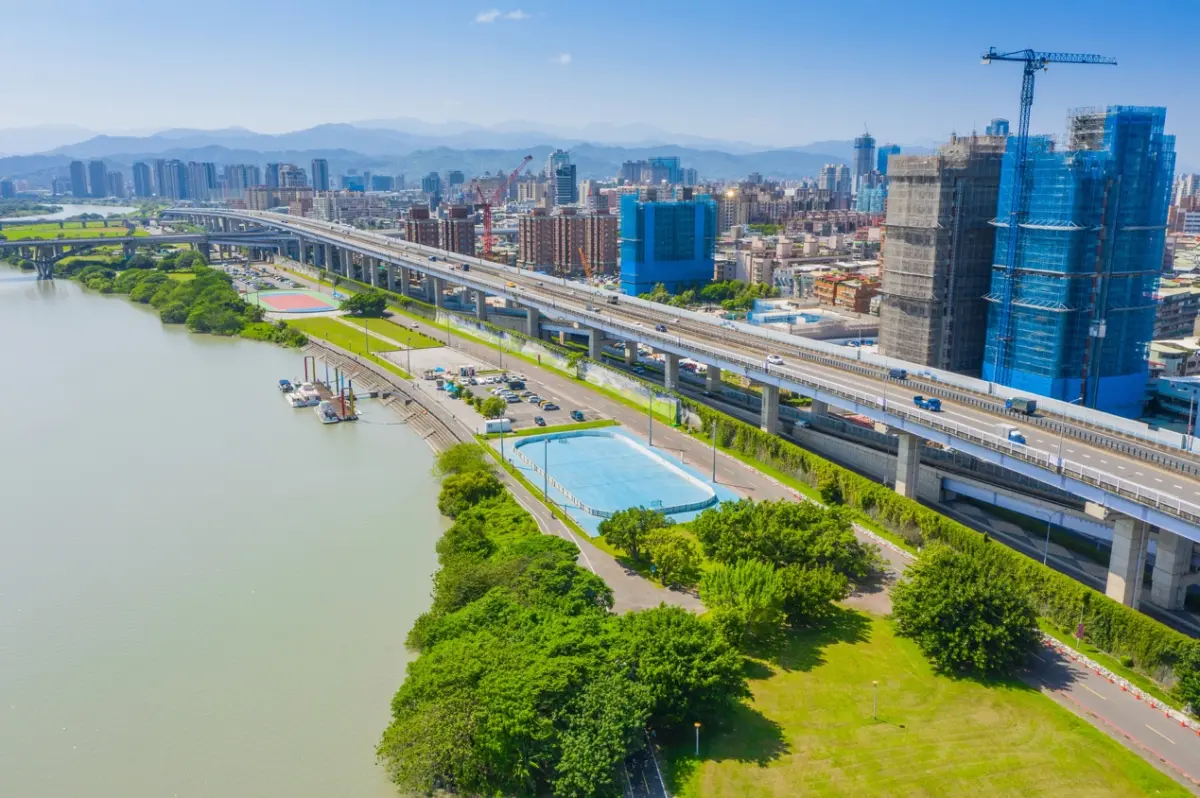 ▲「新濠一滙」不僅擁板橋市區景觀，也能俯瞰萬坪華江河濱公園。（圖／品牌提供）