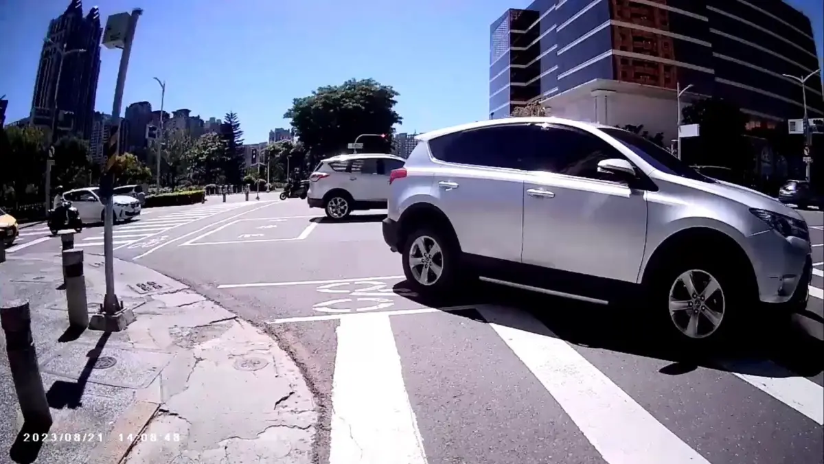 ▲由於違規事實證據有所爭議，左營分局除主動辦理撤單程序也向違規人詳細說明影像係遭影響路權之行人所拍攝。（圖／高市警局左營分局提供）