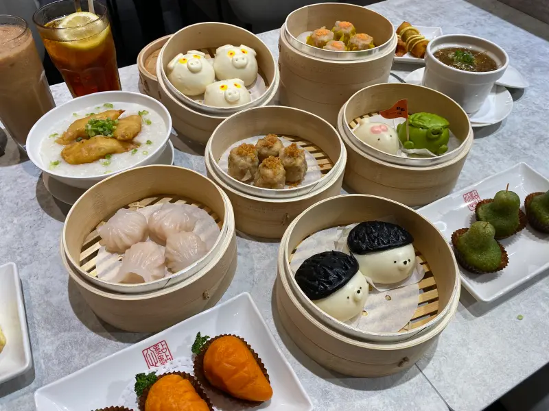 ▲讓點點心一炮而紅的「豬仔流沙包」,和眾多招牌港點齊見客。(圖/記者蕭涵云攝)