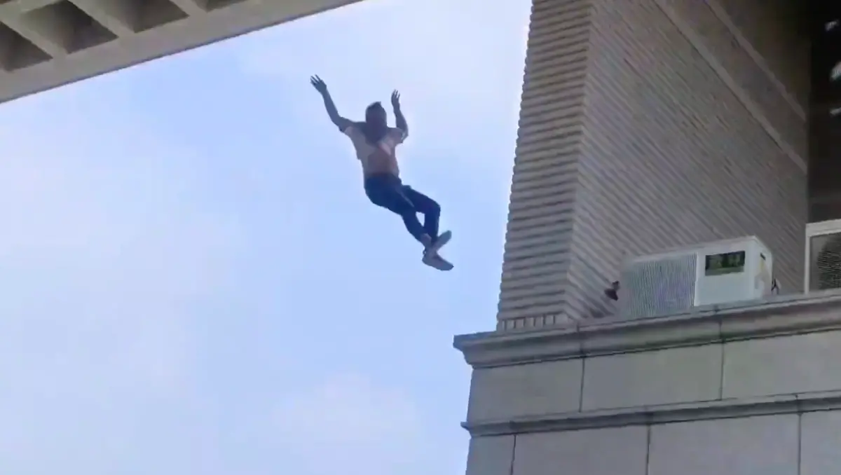 ▲南投工人施工不慎摔落「卡遮雨棚」！後因體力不支墜落。（圖／翻攝自爆料公社）