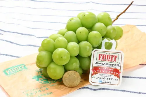 日本麝香葡萄搶便宜!愛買「每盒400g只賣399元」 跟家樂福拚了 ▲愛買開賣的日本麝香葡萄,果實碩大近50元硬幣。(圖/愛買量販提供)