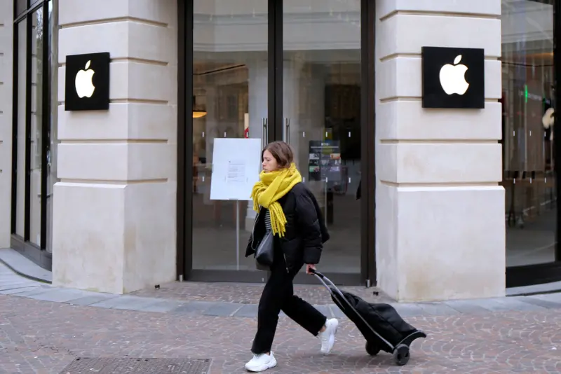 ▲蘋果iPhone 15全系列手機將在本週五開賣，但法國蘋果專賣店決定在當天發動全國大罷工。圖為蘋果位於法國里爾的店面。（圖／美聯社／達志影像）