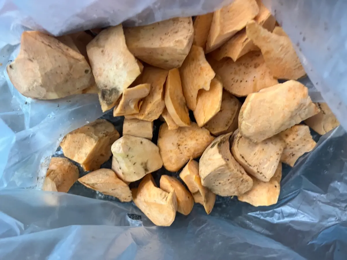 ▲民生社區一家水果行「老鼠藥地瓜」，中午不慎被居民買走。（圖／翻攝畫面）