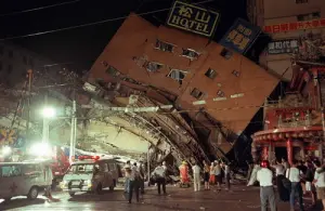 「921地震」24週年！1分多鐘劇烈搖晃帶走2415人　5萬棟房屋全倒
