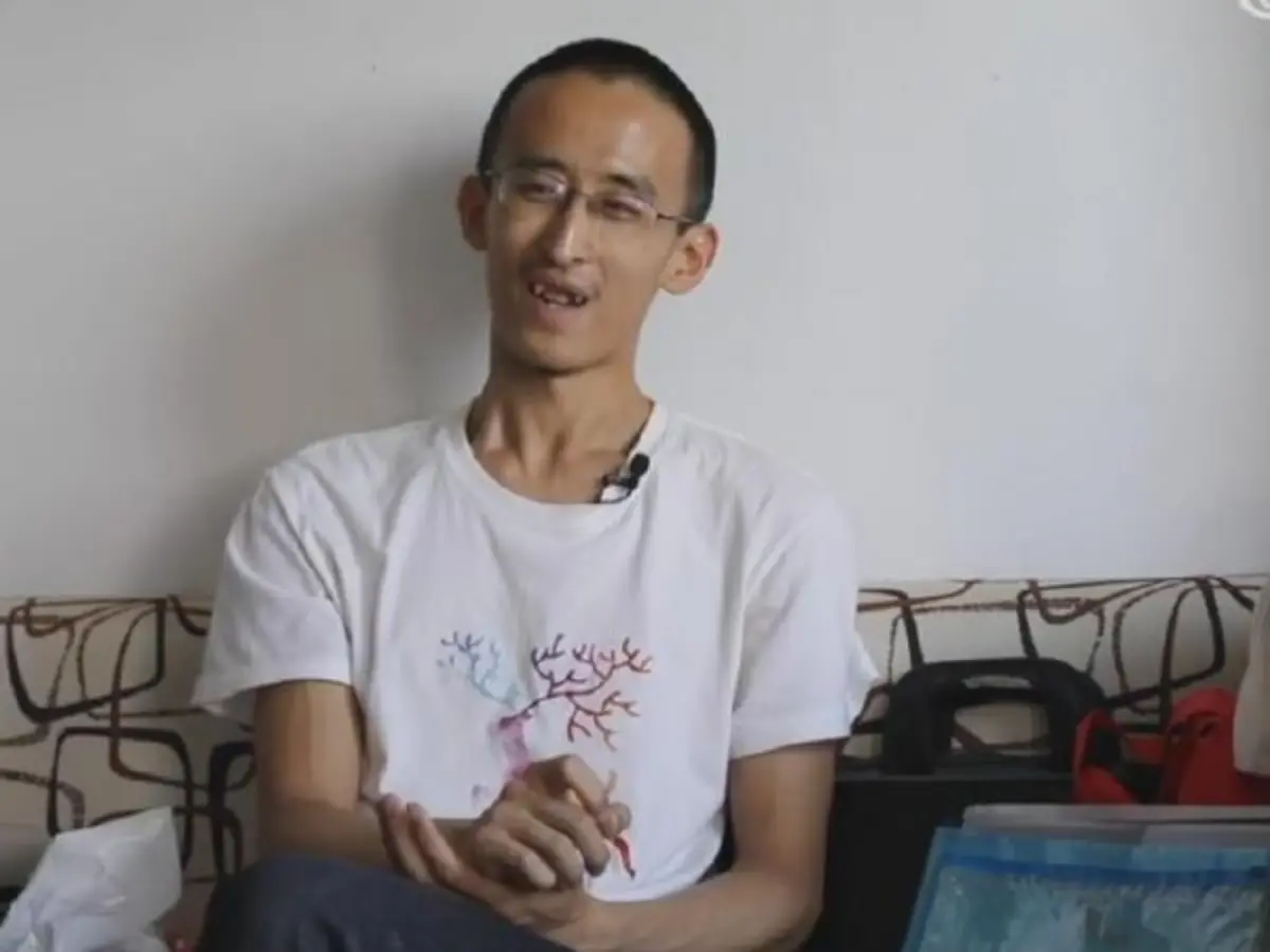 ▲在中國曾被譽為「神童」的張炘煬，現在卻「無業一身輕」，靠接案以及父母的接濟過活。（圖／擷取自影片）