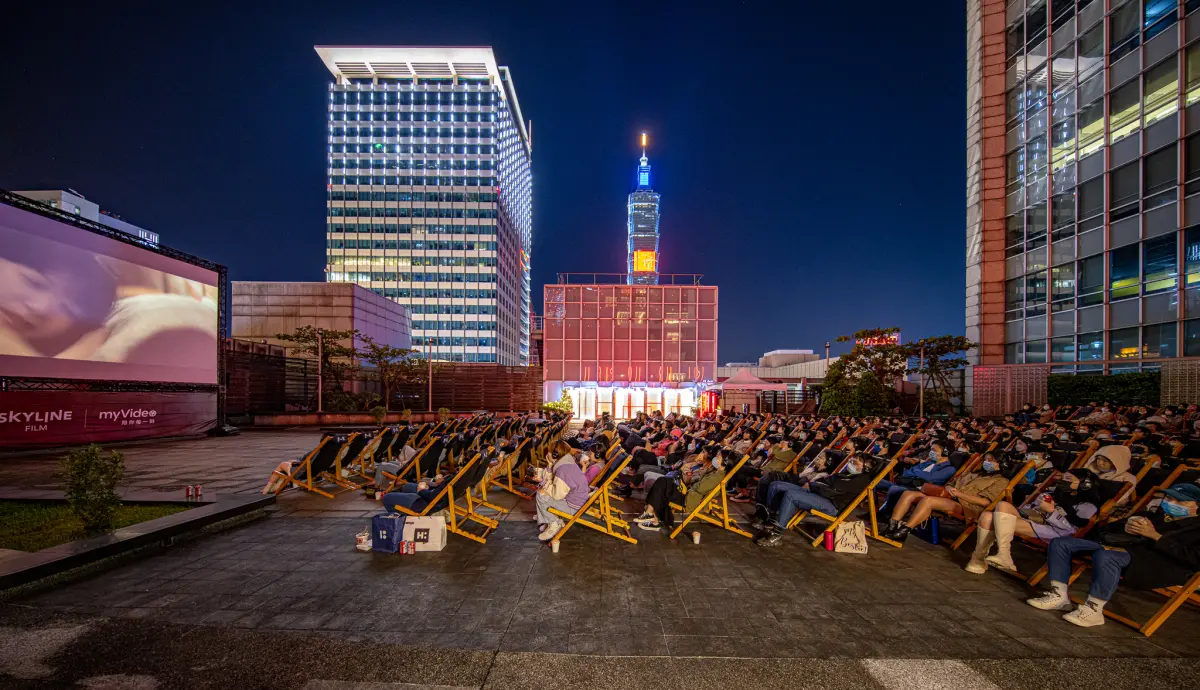 ▲今年的臺北白晝之夜即將在今晚18:00開跑，「一夜影展」電影院活動中，民眾可躺在仁愛路林蔭大道上觀看電影。（圖／左腦創意提供）