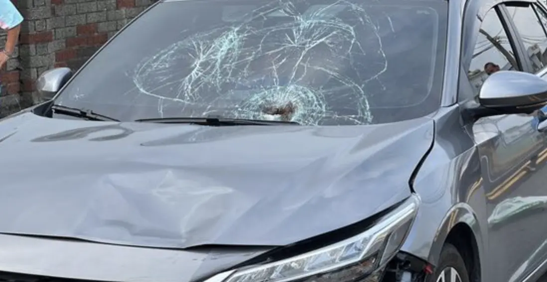 ▲苗栗縣後龍鎮發生死亡車禍，機車騎士噴飛撞上自小客車前擋風玻璃，當場失去呼吸心跳，搶救不治。（圖／翻攝畫面）