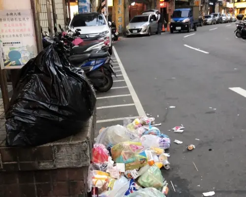 ▲基隆10月起提高裁罰金額，亂丟垃圾、煙蒂等違規罰款3600元。（圖 ／基隆市政府環保局提供）
