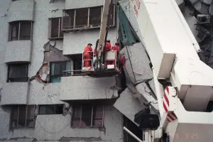 921地震24年了！發生時間、傷亡回顧　連台北「東星大樓」都倒塌
