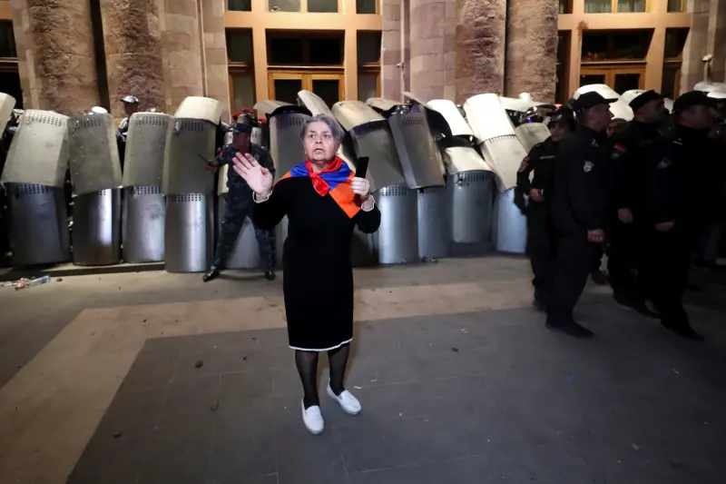 ▲數以千計的抗議民眾聚集在亞美尼亞首都葉里凡，譴責政府未能支持在卡拉巴赫（Karabkh）的分離派人士，讓只能屈辱地向亞塞拜然投降。（圖／美聯社／達志影像）