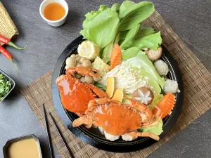 ▲品日料推出「紅蟳鍋物」，加價480元(須另加一成服務費)就可以升級品嘗兩隻鮮美紅蟳。（圖／高雄翰品酒店提供）