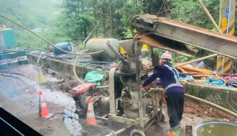 ▲中橫公路雨後常有落石、岩屑崩滑，需靠工程單位緊急搶修。（圖／記者顏幸如攝，2023.09.21）