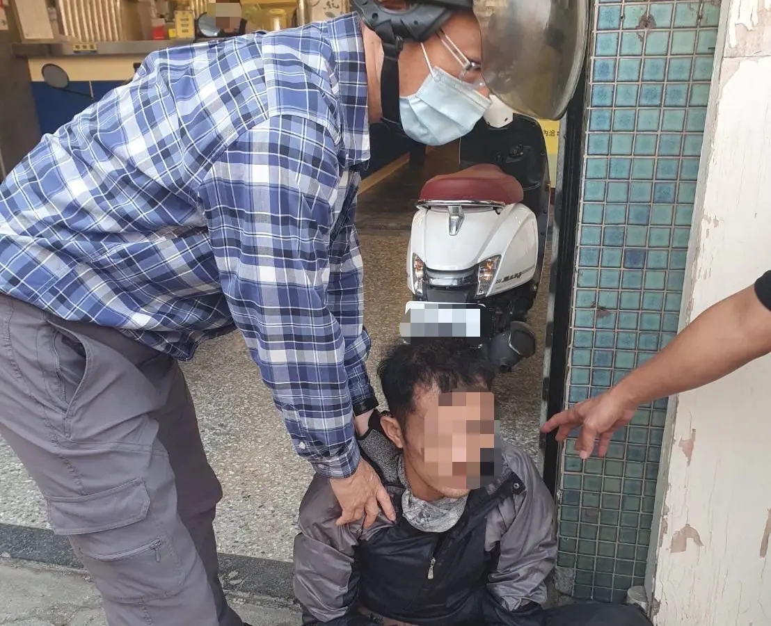 ▲為買新手機，越南籍旅客來臺觀光後脫團打黑工，上工第一天就被逮。（圖／移民署南區事務大隊高雄市專勤隊提供）