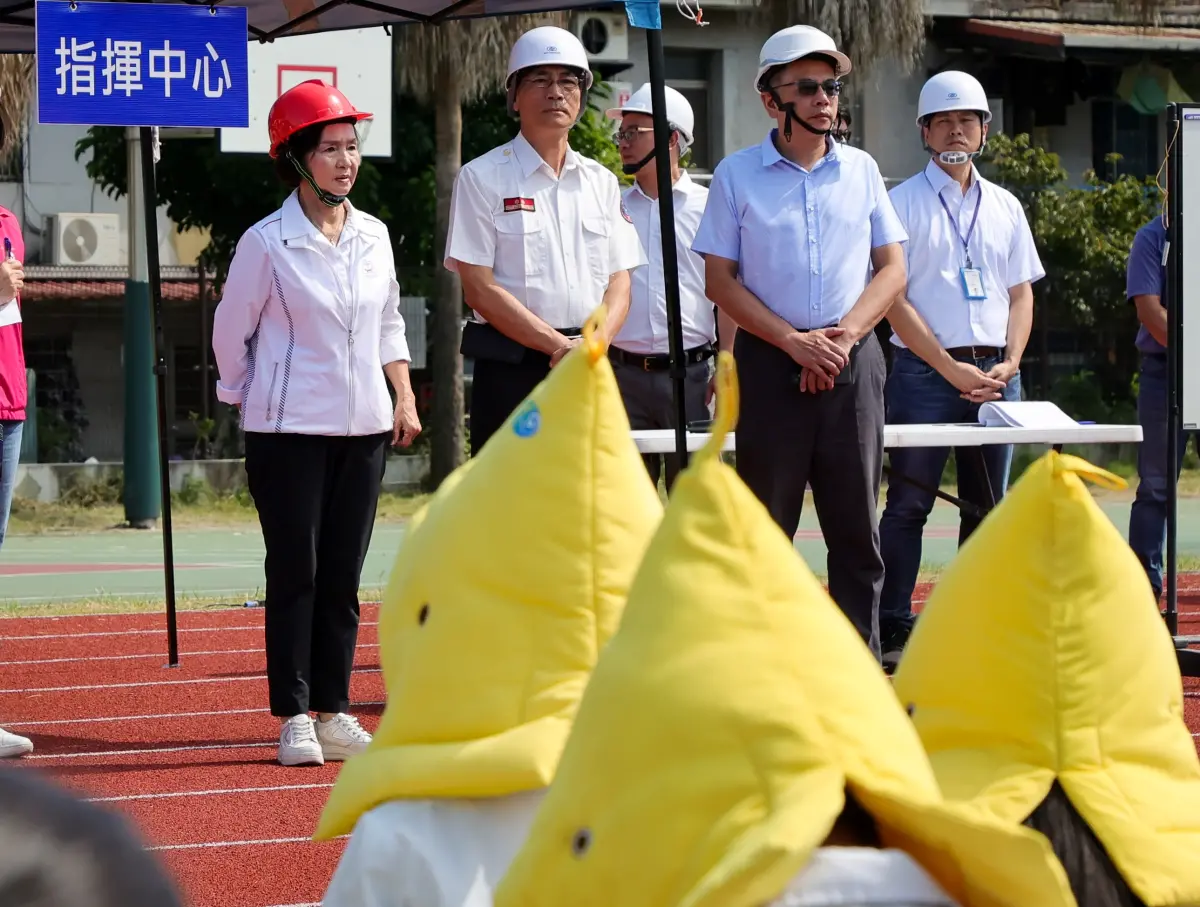▲林姿妙前往羅東鎮國華國中視察防災避難疏散演練。（圖 ／宜蘭縣政府教育處提供）