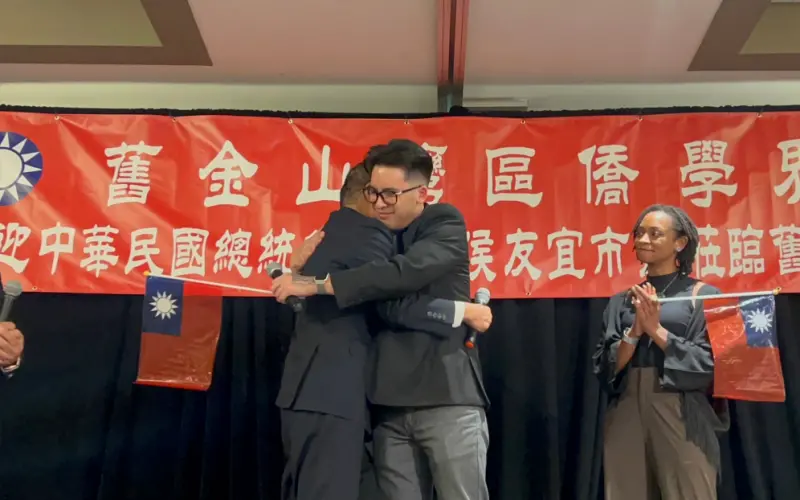 ▲侯友宜與26年前南非武官家中救出的嬰兒查克擁抱。（圖／讀者提供）