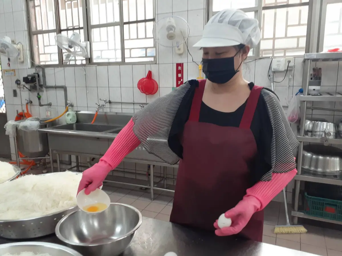 ▲精忠國小20日的午餐包含酸辣湯，學校廚房即在當天上午以驗收合格之殼蛋打成液蛋調配烹煮（圖／嘉義市政府提供）