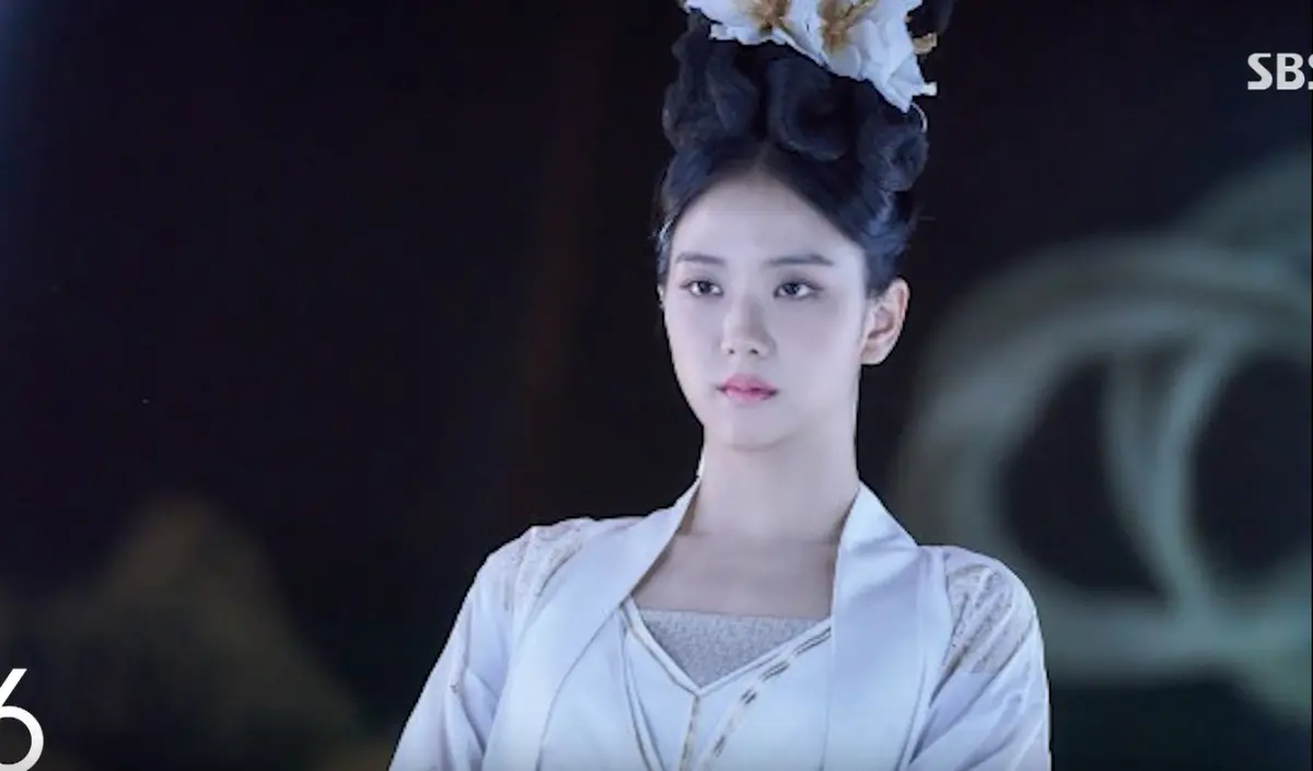 ▲BLACKPINK成員Jisoo客串姜棟元主演的驅魔電影《附身》，扮「天魂仙女」撞臉劉詩詩。（圖／翻攝SBS）