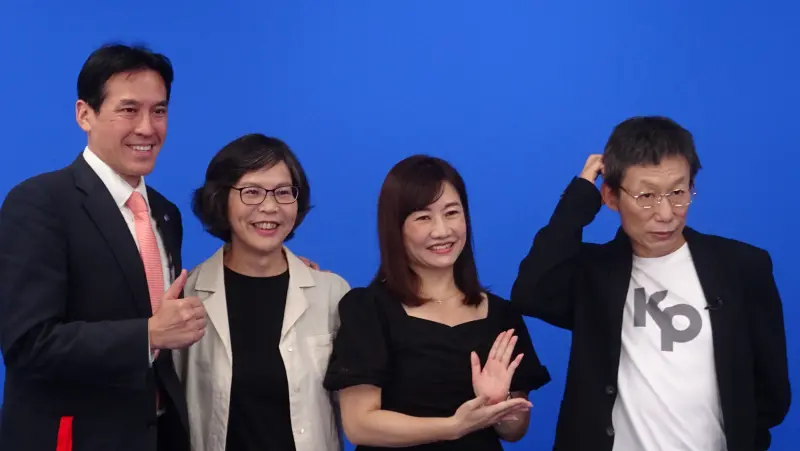 ▲《NOWnews今日新聞》節目《鄉民大學問》，邀請「模仿天王」郭子乾化身「柯蚊哲」（右），邀請前立委蔡壁如（左二）、媒體人王淺秋、黃暐瀚（左一），一同討論時事議題。（圖／記者呂炯昌攝，2023.09.21）