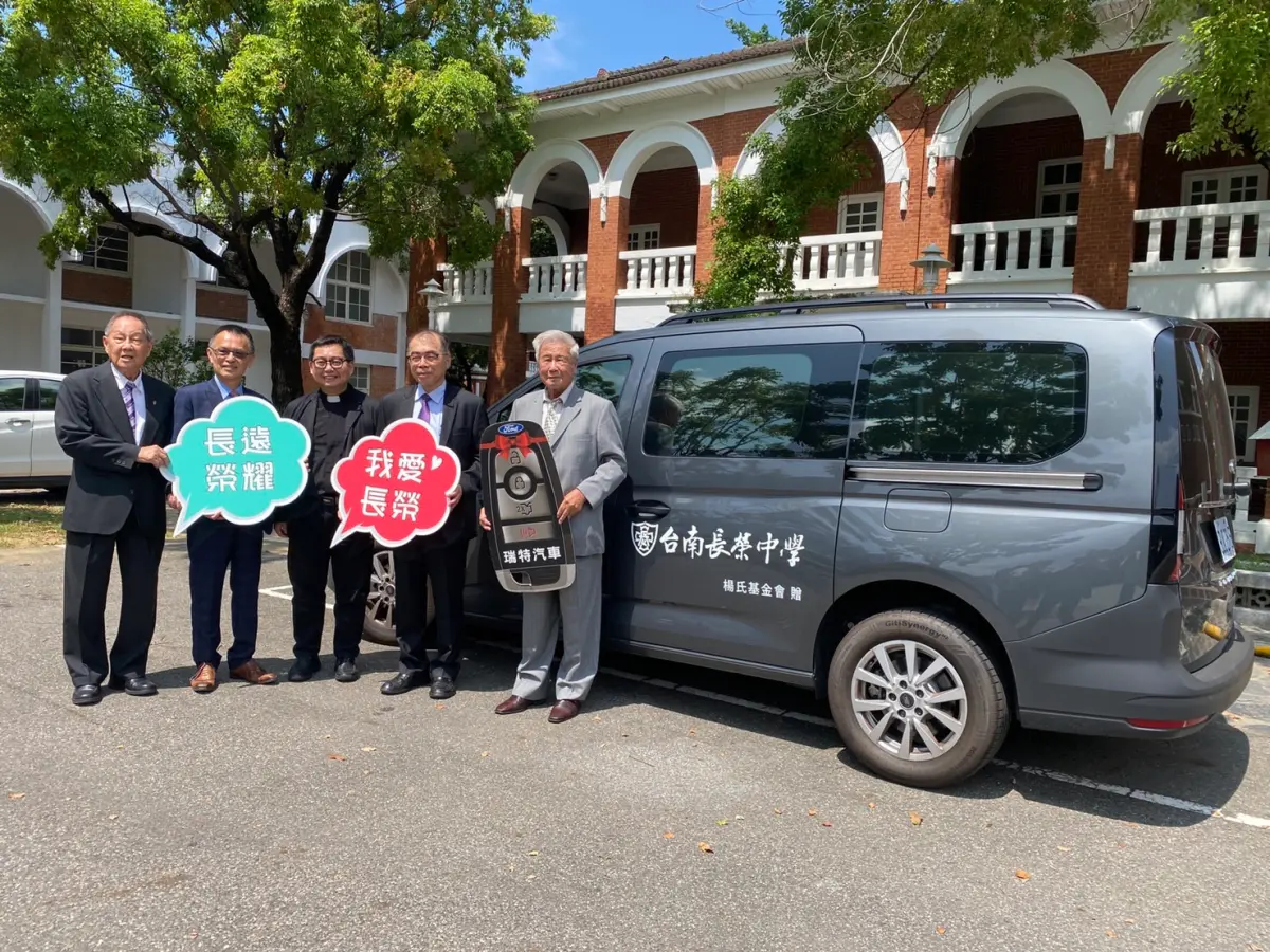 ▲校友楊豊明(右一)捐贈七人座汽車一輛，董事長陳信良(右二)校長許德勝(左二)代表接受（圖／記者張振興攝，2023,09,21）