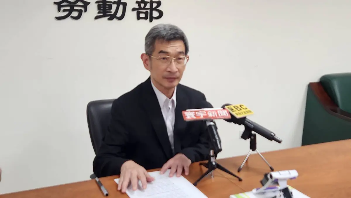 ▲行政院會今（21）日通過的《最低工資法》草案悄悄刪除「二度退回條款」，勞動部勞動條件及就業平等司長黃維琛回應，相信第2次審議會更嚴謹、行政院會尊重。（圖／記者李琦瑋攝，2023.09.21）