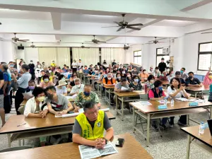 旱溪排水日新橋上游治理 地方:不要拿生命財產開玩笑 ▲「旱溪排水日新橋上游治理計劃」說明會,大舉動員出席,將活動中心場地擠爆(圖/李天生提供2023.9.21)