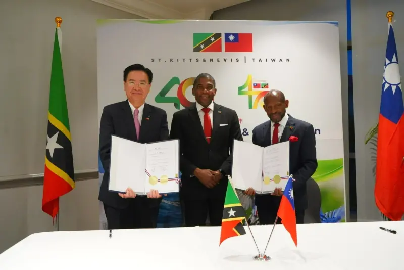 ▲外交部長吳釗燮（左一）與克國外長道格拉斯（右一）在總理德魯（中）見證下，完簽台克「外交人員訓練及交流合作協定」。