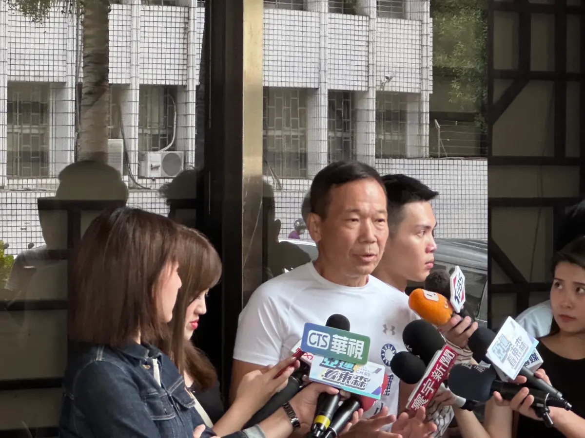 ▲鍾小平在政論節目爆料「彭淮南要鄰居別幫郭台銘連署」，黃士修今下午前往北檢對鍾提告，並稱若道歉可考慮撤告；不過，鍾受訪則解釋，他只是轉述，要他道歉什麼？（圖／記者翁子竣攝）