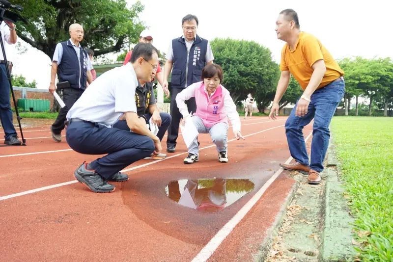 ▲立委楊瓊瓔邀集相關單位會勘大雅區陽明國小PU跑道及籃球場等運動場(圖／楊瓊瓔服務處提供2023.9.21)