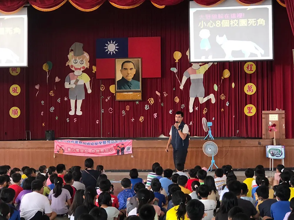 ▲台南市警察局第三分局在長安國小辦理交通安全月宣導活動，由員警詳細宣導路口安全、車輛停讓行人等交通安全觀念（圖／台南市警察局第三分局提供）