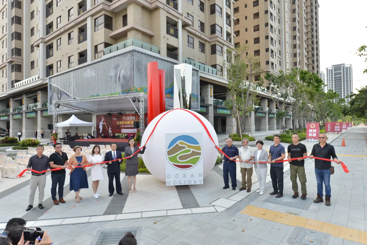 ▲淡海全新地標「名軒海樂地」7600坪雕塑之森，集結中日八大藝術家創作，打造全台最大藝術中庭。（圖／品牌提供）