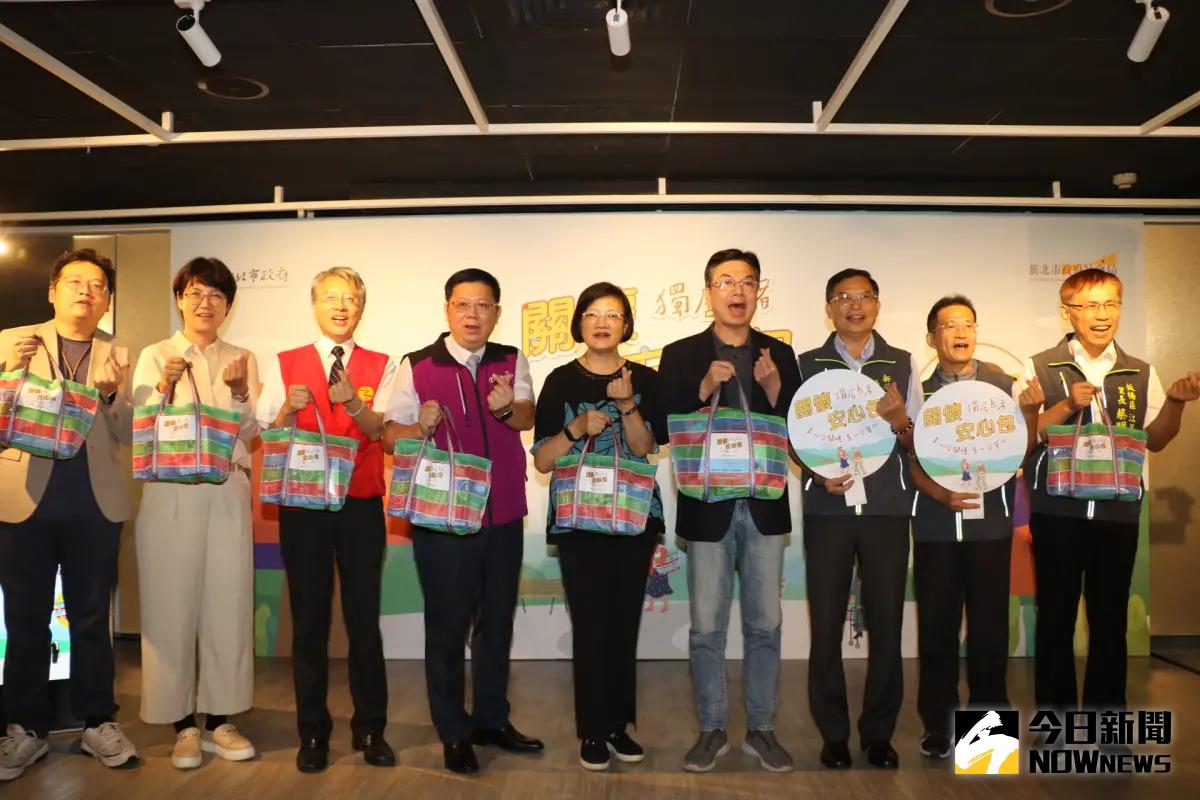 ▲新北市推出以長輩早年農村記憶、有「台灣LV包」之稱的茄芷袋安心包，要拉近拜訪獨居長者時的距離。（圖 ／記者吳嘉億攝，2023.09.21）