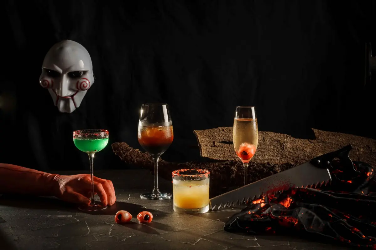 ▲台北艾麗酒店The Terrace大廳酒吧與美國超人氣恐怖系列電影《奪魂鋸X》合作，9月25日起至10月31日晚間推出四款驚悚調酒，雙人打卡暢飲優惠價1399元+10%，另外紅白酒與氣泡酒，同樣都無限喝到飽。（圖／艾麗酒店提供）