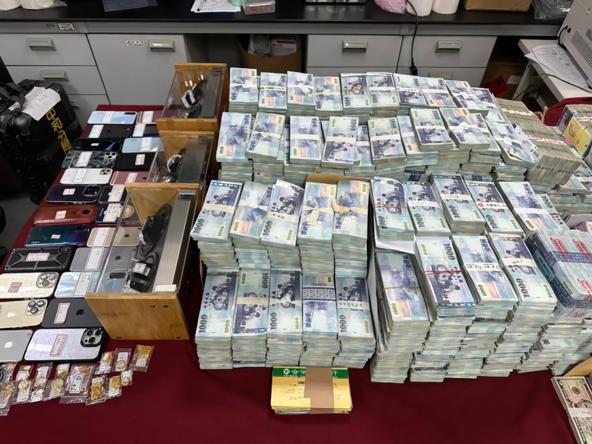 ▲新北檢警破獲靈骨塔詐欺集團，查扣破億現金及金塊。（圖 ／翻攝畫面）