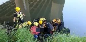 永安橋下水面驚見機車！大批警消急搜索打撈　女騎士上岸已無呼吸
