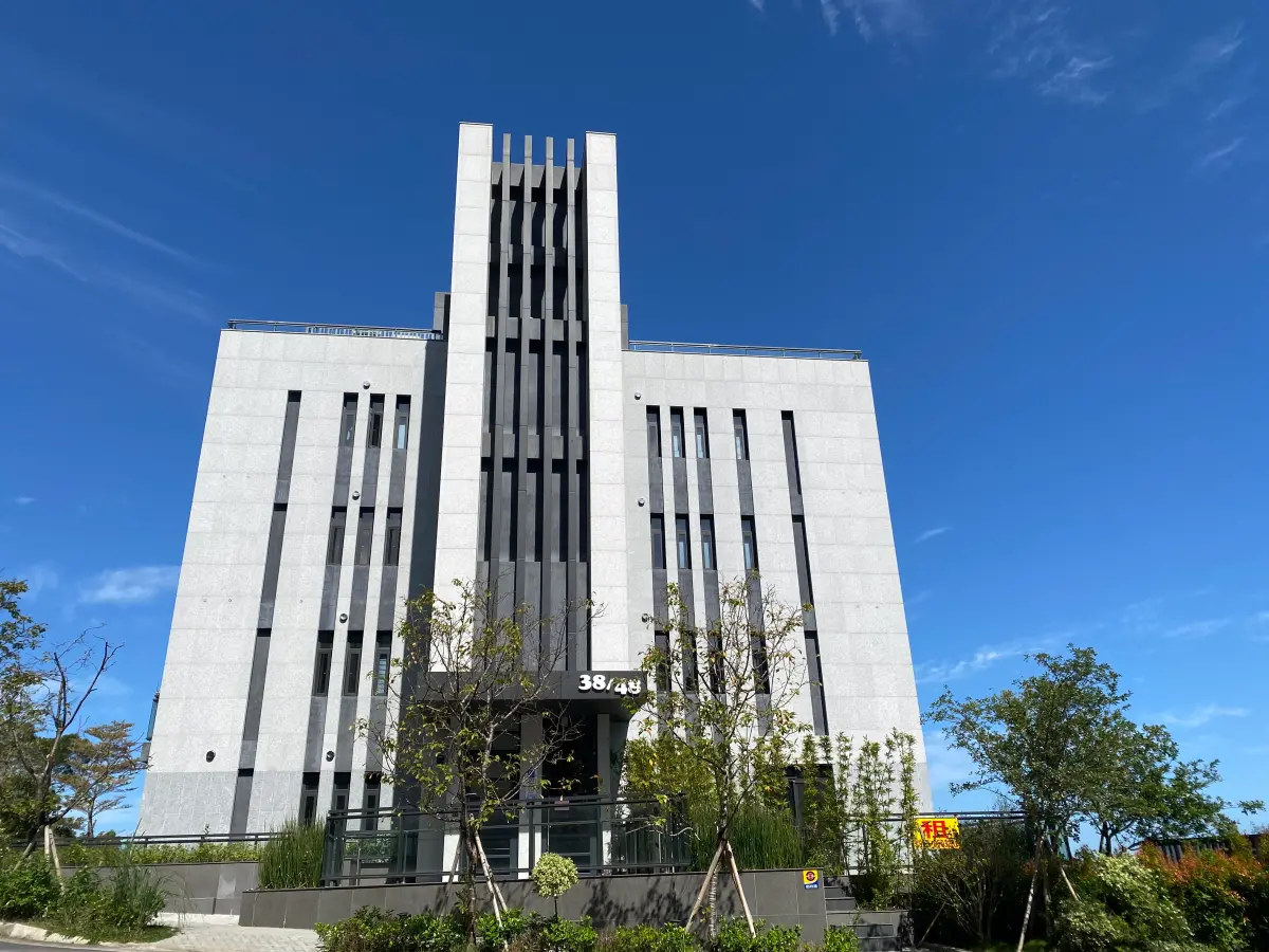 ▲新店華城路新社區「碧澄三期Gramercy III」居民指控，去年底入住後才知社區非自來水直接供水區，「用水權」要另外買，還得扛水池維管費。（圖／記者徐銘穗攝）