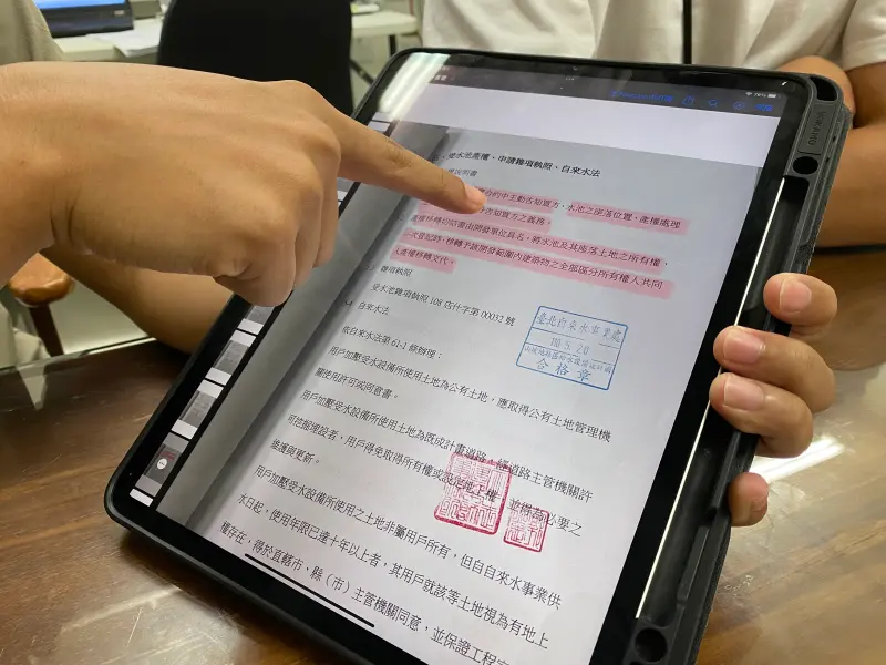 ▲碧澄三管委會翻出建商當初的「供水計畫書」,載明買賣合約要主動告知、水池土地所有權要移轉給住戶。(圖/記者徐銘穗攝,2023.09.22)