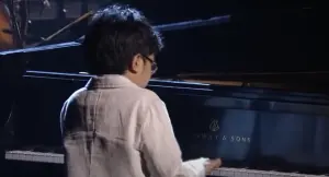 9歲鋼琴天才打敗43位音樂家！印尼神童全靠自學　成比賽常勝軍

