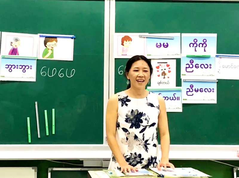 ▲經過6年的母語講師的培訓，李艷菁成為北新國小的緬甸語老師。(圖／移民署提供）