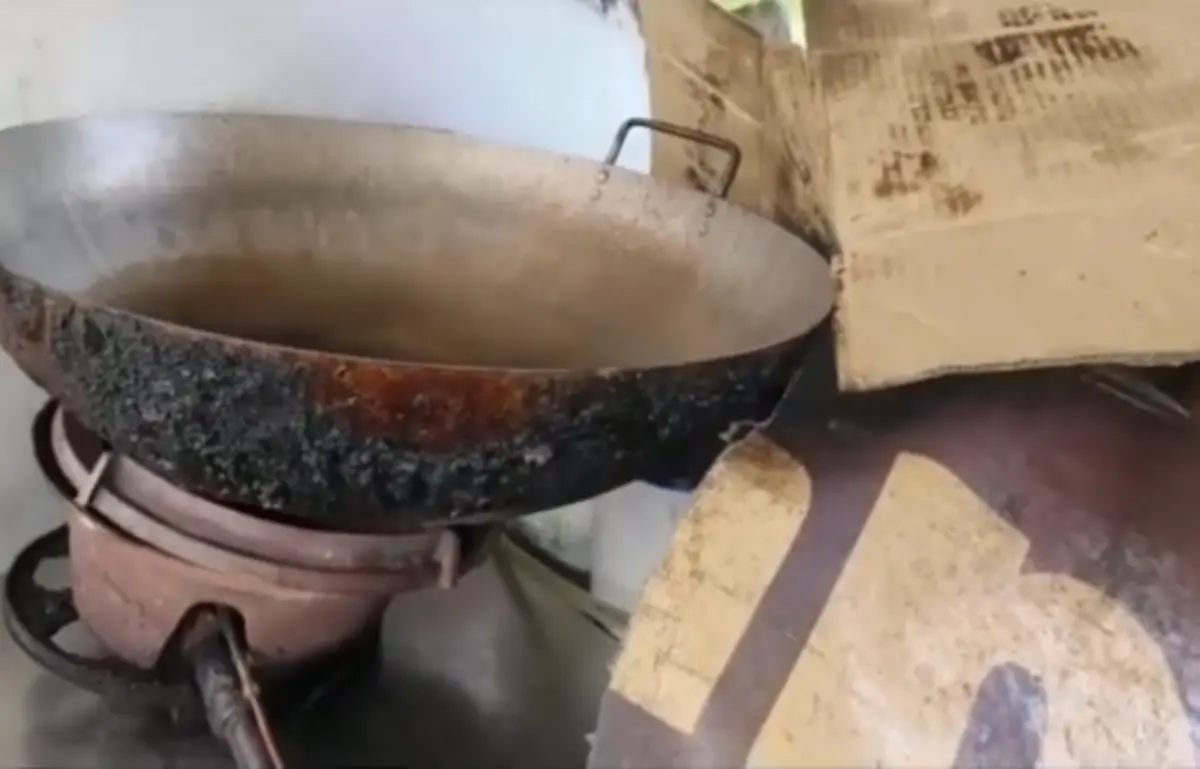 ▲馬來西亞江沙傳出小吃攤販在炸雞排、薯條時突然暈倒，頭臉砸進滾燙油鍋，送醫不治的驚悚意外。（圖／擷取自中國報）