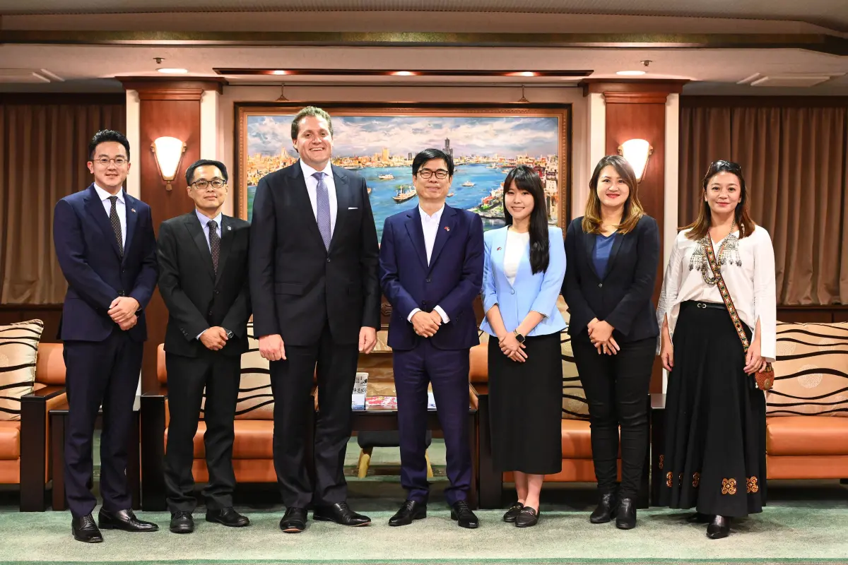 ▲美國在台協會高雄分處處長張子霖（左三）拜訪高市府，與市長陳其邁及市府團隊合影。（圖／高市府提供）