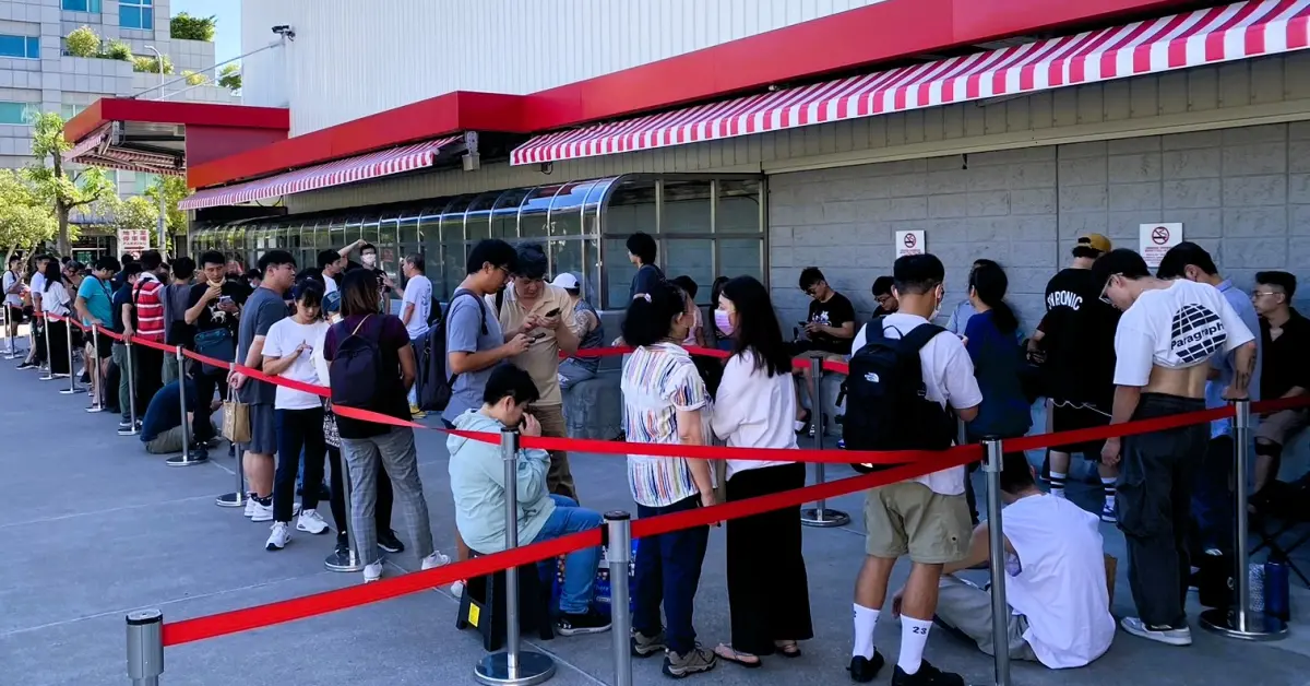 ▲iPhone 15系列今（22）日登台開賣，一早就有近百人排隊搶購，不過官網上卻有「2型號」貨量超多沒售空。（圖／記者黃韻文攝）