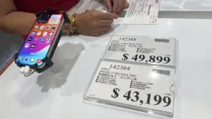 ▲內湖店最高規是iPhone 15 Pro Max 512GB，賣場價4萬9899元，比原價降2001元。（圖／記者黃韻文攝）