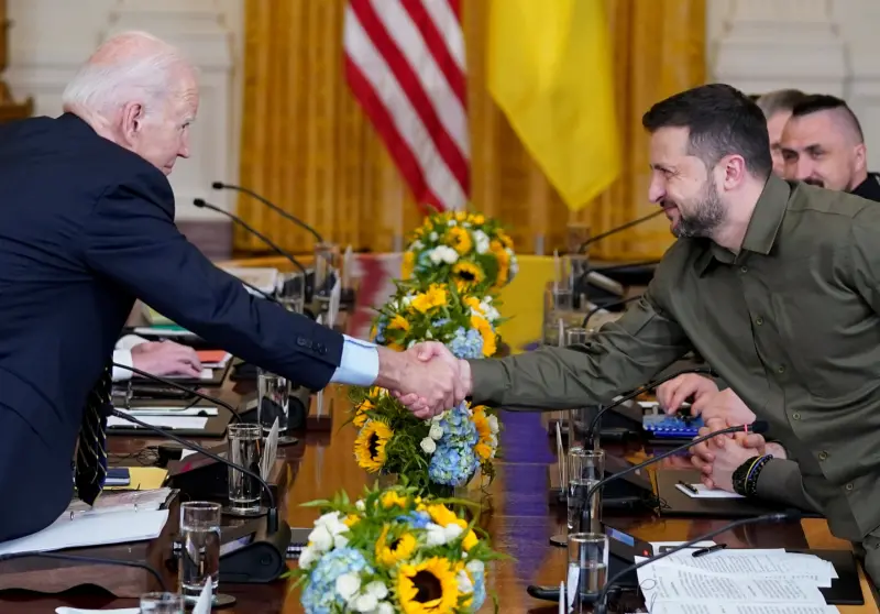 ▲烏克蘭總統澤倫斯基感謝美國供應「陸軍戰術飛彈系統」（ATACMS）長程飛彈。2人會晤資料照。（圖／美聯社／達志影像）