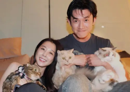 ▲邵雨薇（左）擁抱愛貓「哥哥」一起合影，慶祝34歲生日快樂。（圖／翻攝自邵雨薇FB）