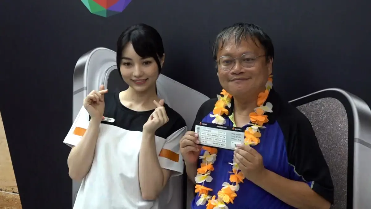 ▲iPhone 15今日正式開賣，許姓粉絲徹夜排隊就為了見圍棋女神「黑嘉嘉」。（圖／記者朱永強攝）